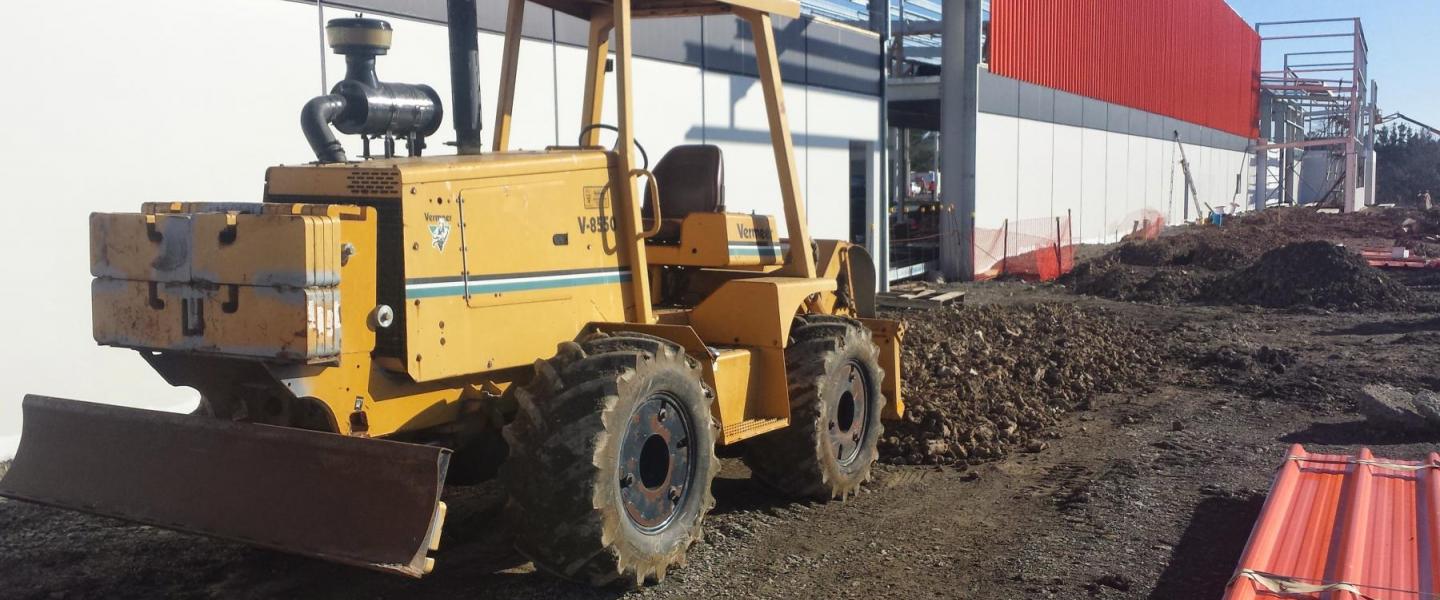 V8550 chain trencher